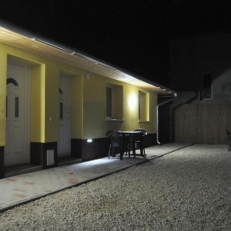 Csongradi Vendegvaro Apartmanok, Szarka Haz Zewnętrze zdjęcie
